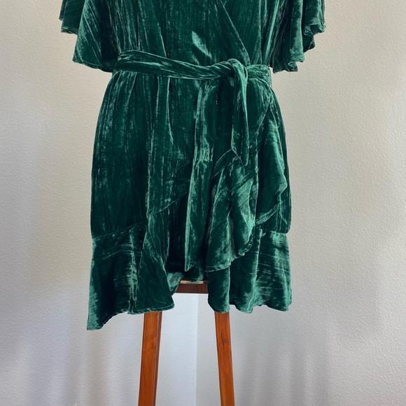 BB Dakota velvet Night Fever Wrap Dress M Ruffle Frilly Emerald Green Holiday - Picture 3 of 14